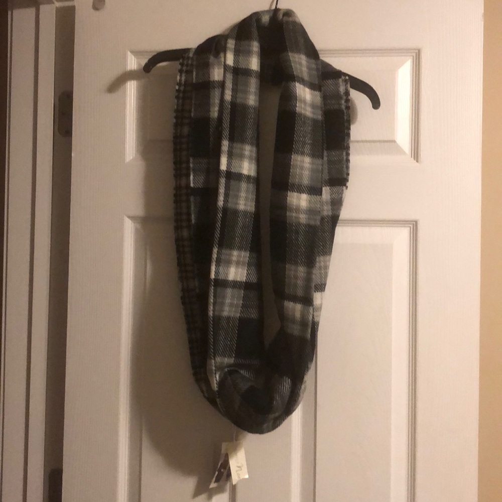 NWT Reversible infinity soft scarf🧣